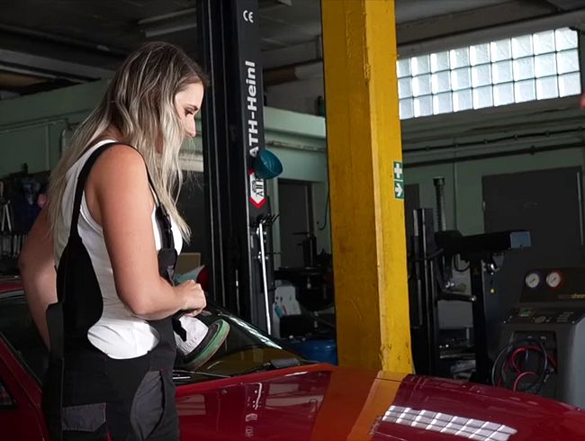 Melina-May Porno Video: Erst das Auto poliert und dann mich